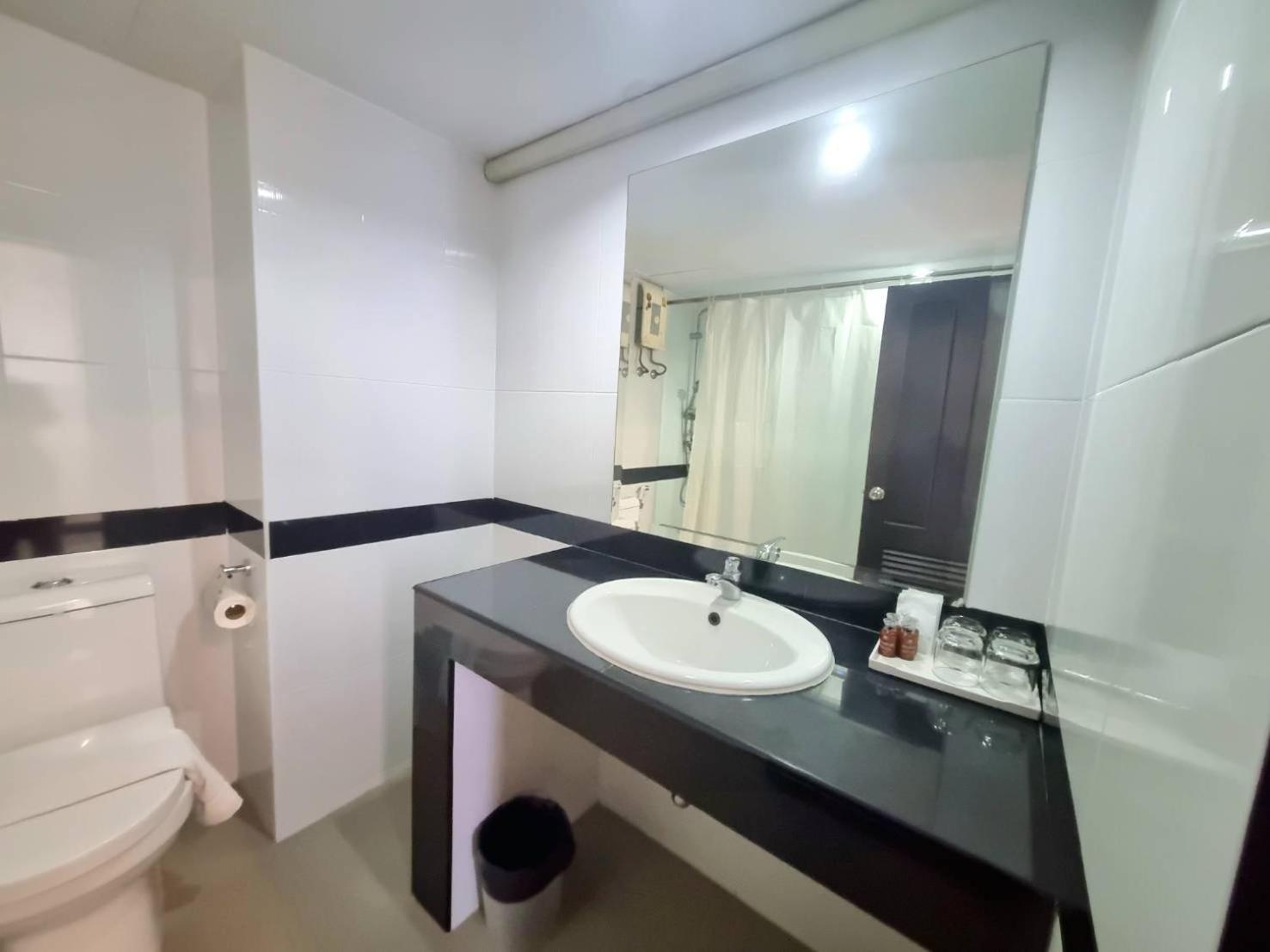 The Grand Day Night Hotel Pattaya Buitenkant foto